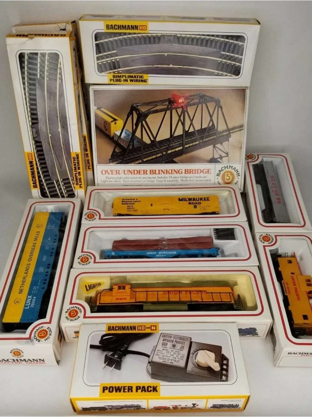 Bachmann Trestle Bridge Train Set with Blinking Light - Blue & Yellow